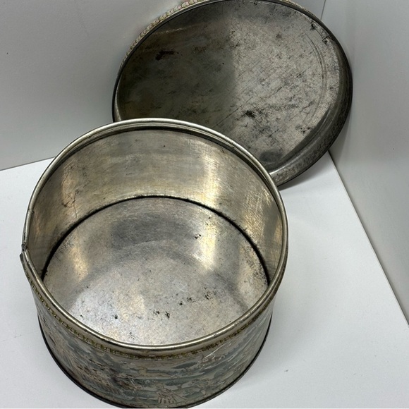 Vintage Peek Freans London, England biscuit tin with medieval hunting scenes - Picture 8 of 11